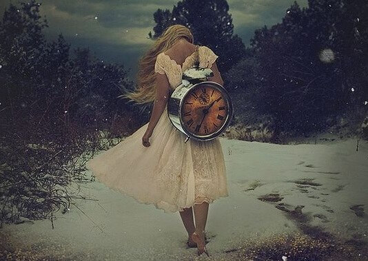 nainen kantaa kelloa