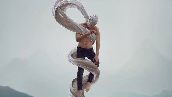 Mies kietoutunut lakanaan