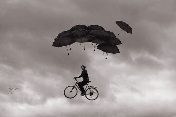 Mies pyörä sateenvarjot