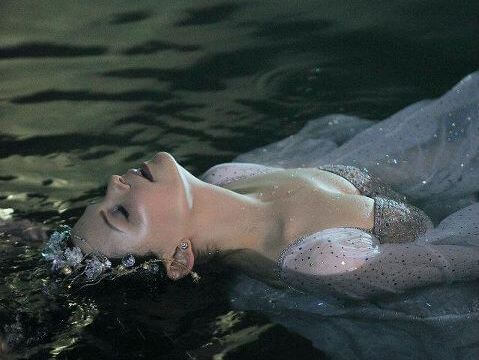 Nainen kelluu vedessä