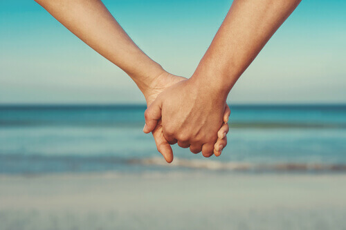 Käsi kädessä rannalla