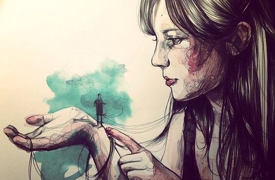 Tyttö pitelee pientä miestä kädessään