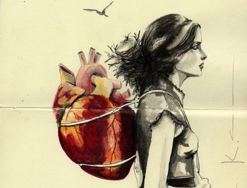 Nainen kantaa sydäntä reppuselässä