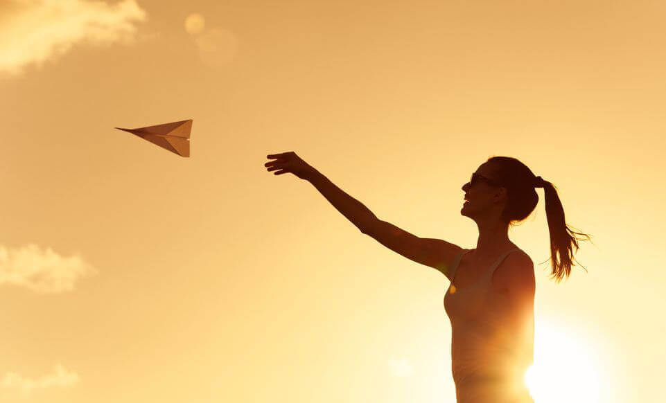 Nainen ja paperilennokki