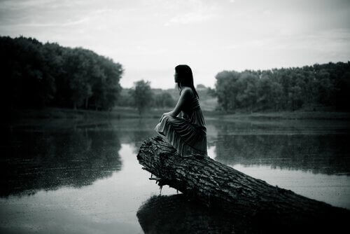 Nainen tyynellä järvellä