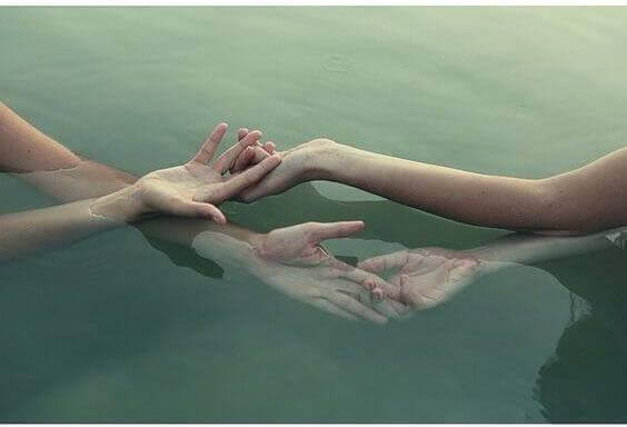 Kädet vedessä