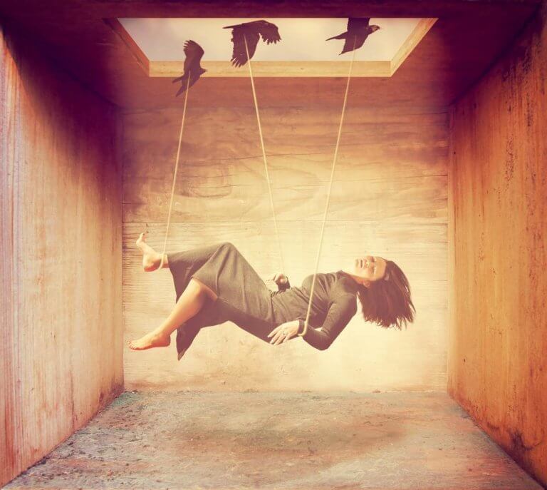 Nainen roikkuu langassa