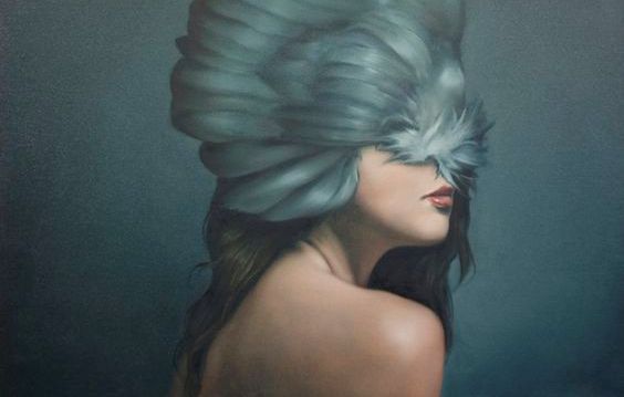 Höyhenet naisen kasvoilla