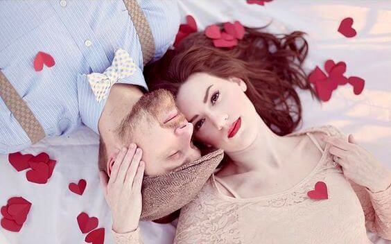 Pariskunta ja paperisydämet