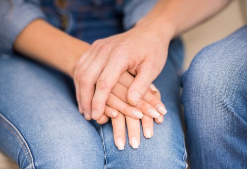 Käsi toisen päällä