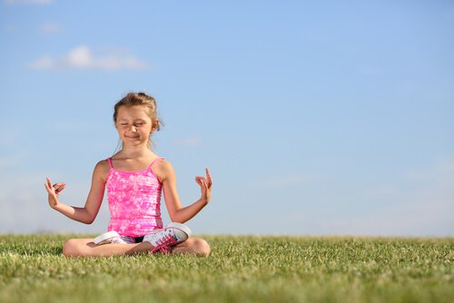 Miksi ja miten opettaa lapsia meditoimaan