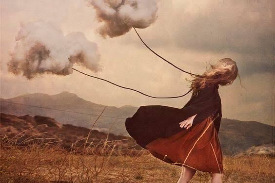 Tyttö raahaa pilviä perässään
