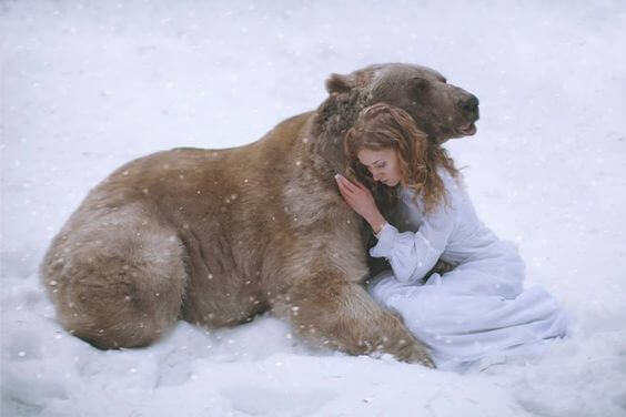 Nainen ja karhu halaavat