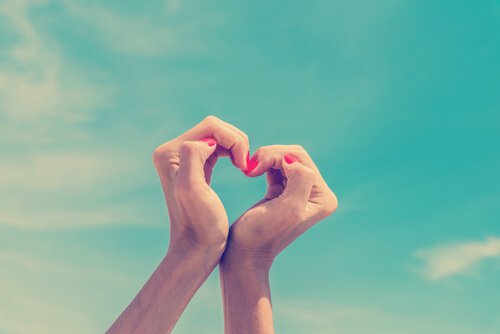 kädet muodostavat sydämen