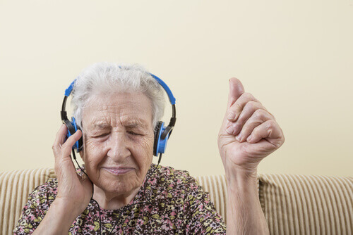 vanhus kuuntelee musiikkia