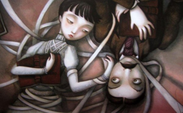 nainen ja mies kietoutuneet toisiinsa