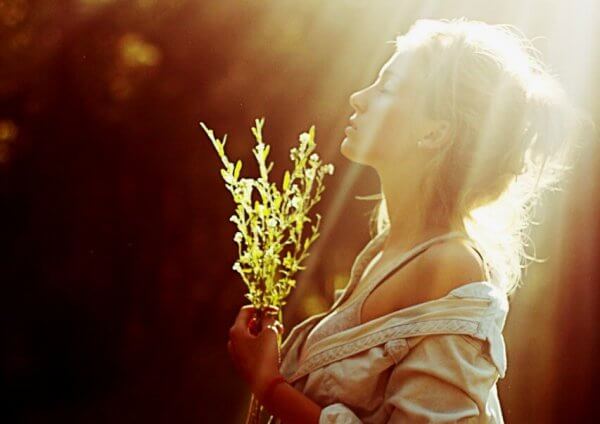 rauhallinen nainen auringonvalossa