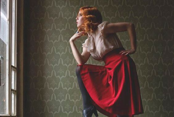 nainen tekee päätöksiä