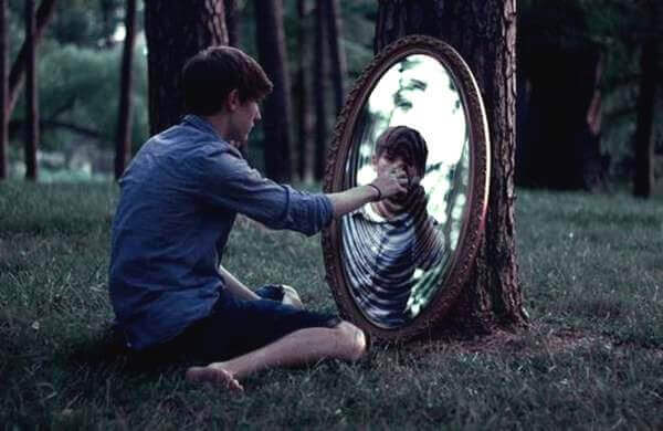 poika ja peilikuva