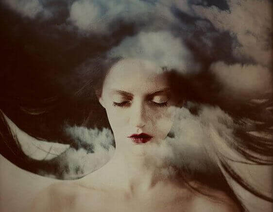nainen pilvissa