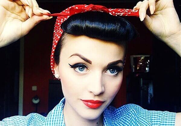 sitoo huivia hiuksiinsa