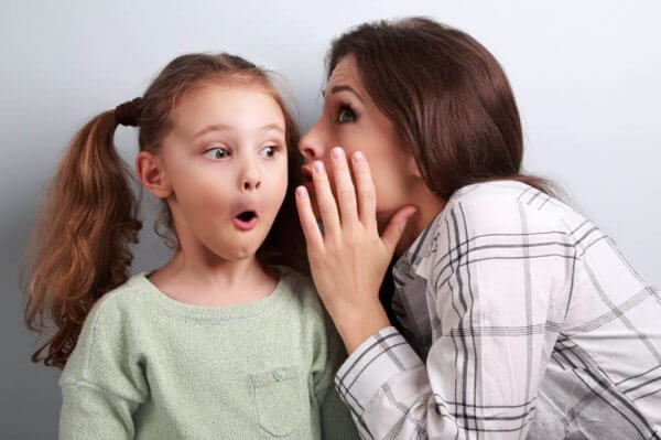 lapsi hämmästyy salaisuudesta