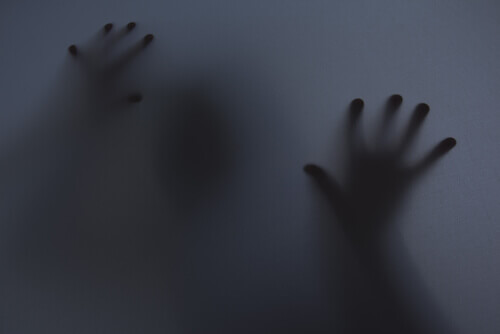 Kädet pimeydessä