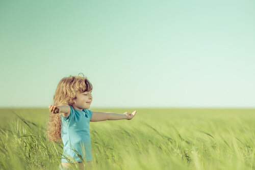 tyttö pellolla