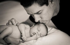 Isä joka välittää vauvastaan ei ole vain "auttamassa"