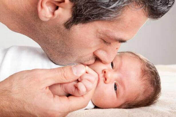 isä suukottaa vauvaa