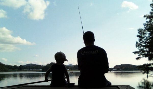 isä ja poika kalassa