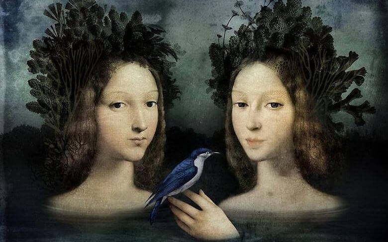 kaksi naista ja lintu