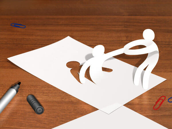 paperimies auttaa toisen ylös