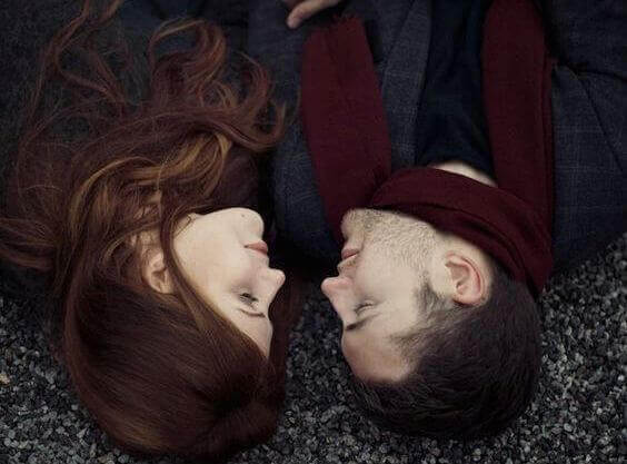 pariskunta makaa maassa