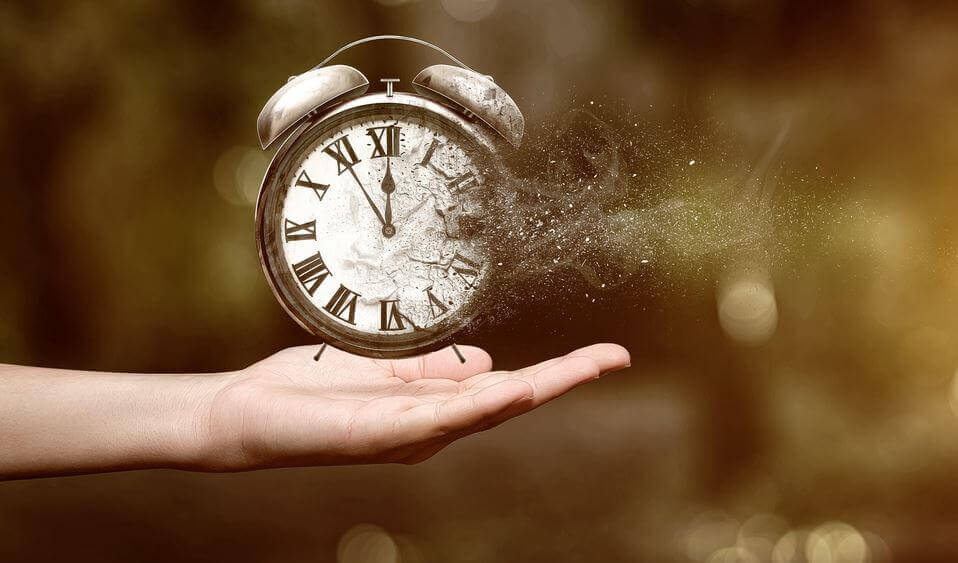 aika muuttaa kellon tuhkaksi