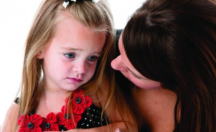 äiti ja surullinen tyttö