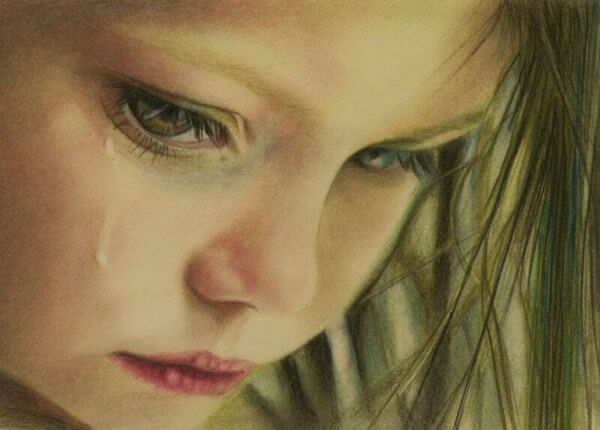 Tyttö kyynelehtii joten on muistettava herkkyys tunnekasvatuksessa