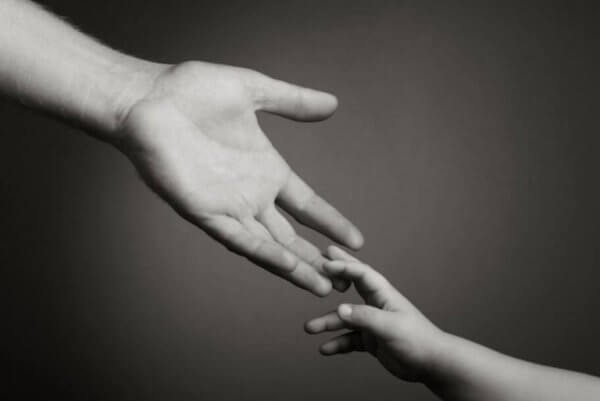 iso käsi ja pieni käsi