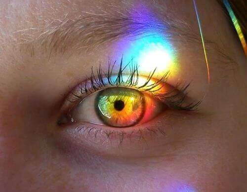 silmä ja sateenkaaren värit
