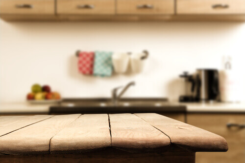 Tyhjä keittiönpöytä