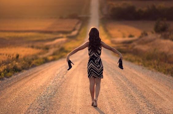 paljain jaloin tiellä