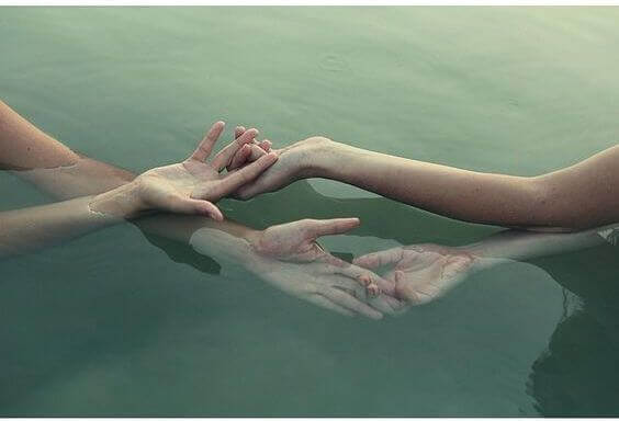 kahdet kädet vedessä