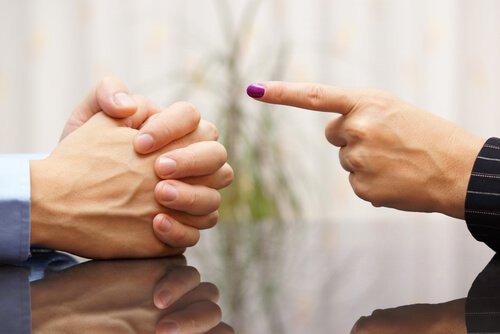 nainen syyttää miestä