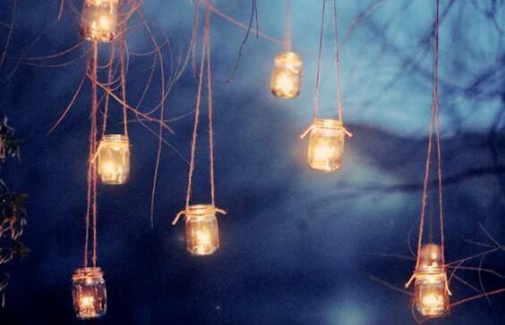 valolyhdyt pimeässä illassa