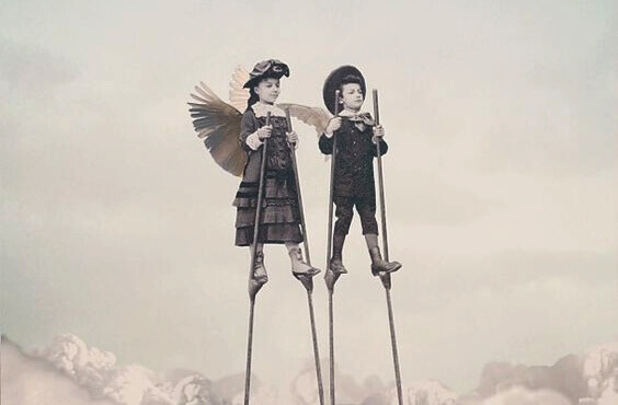 lapset kävelevät puujaloilla pilvissä