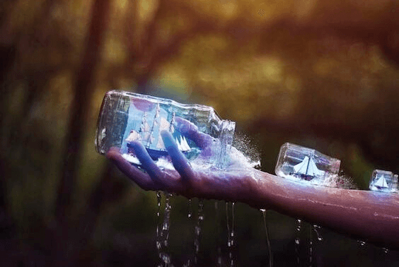 vesi valuu ulos pulloista joissa on purjeveneitä