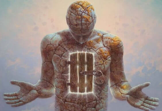 kivimiehen rinnassa on lukittu ovi