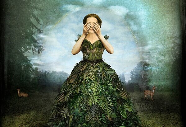 nainen peittää silmänsä