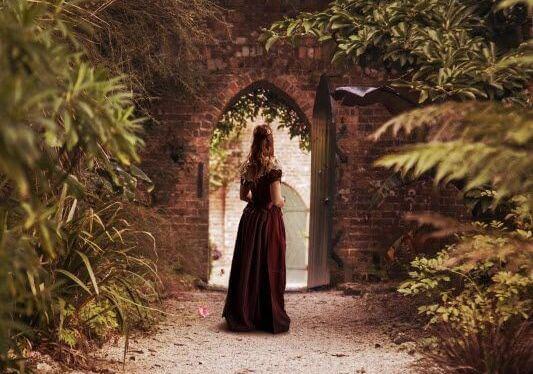 nainen avoimen oven edessä