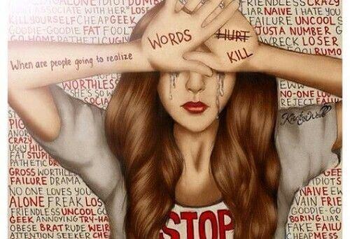 itkevä kiusattu nainen